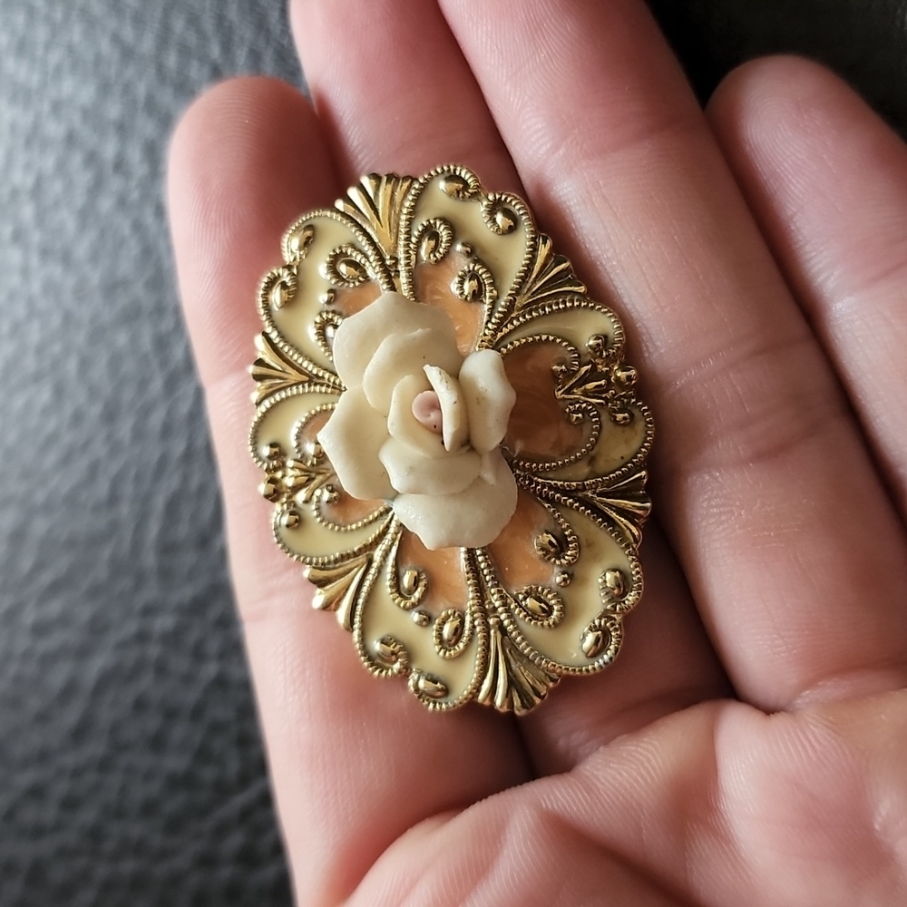 1928 brooch